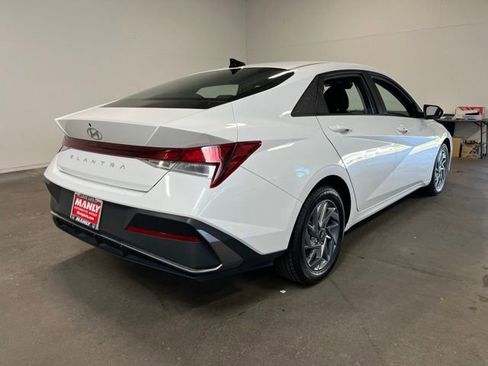 Used 2024 Hyundai Elantra SEL FWD image 3