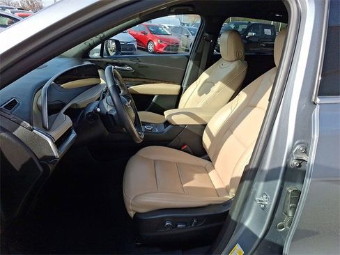 Used 2024 Cadillac XT4 Premium Luxury image 10