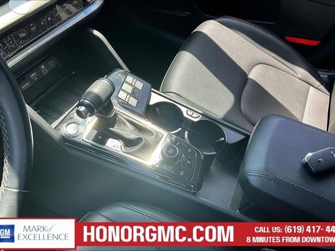 Used 2025 Kia Sportage EX w/ Premium Package FWD image 17