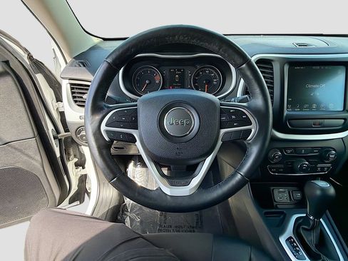 Used 2018 Jeep Cherokee Latitude Plus w/ Cold Weather Group FWD image 11