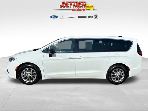 Used 2026 Chrysler Pacifica Limited FWD image 2