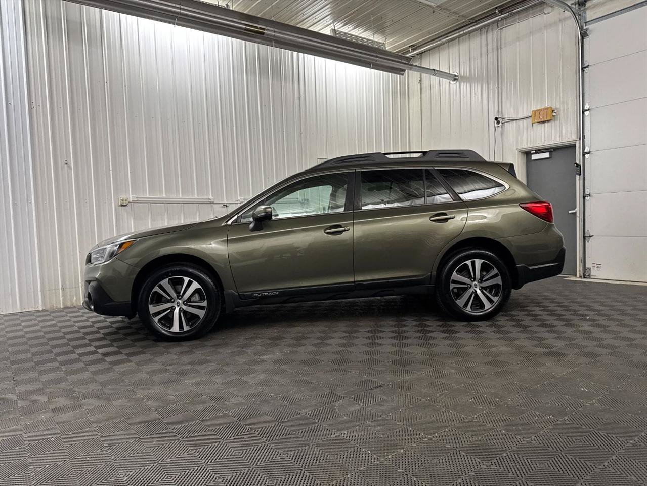 Used 2018 Subaru Outback 3.6R Limited AWD/4WD image 2