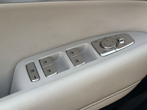 Used 2025 Genesis G70 2.5T image 28