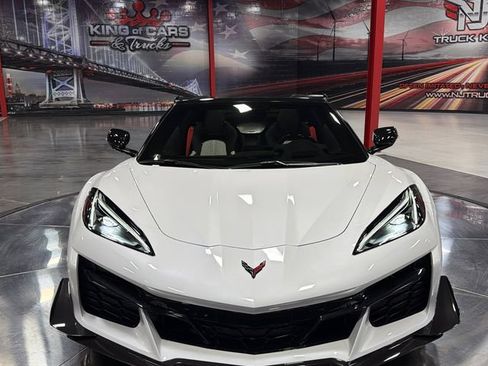 Used 2023 Chevrolet Corvette Z06 w/ Z07 Performance Package RWD image 6