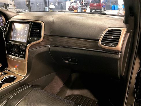 Used 2017 Jeep Grand Cherokee Overland image 13