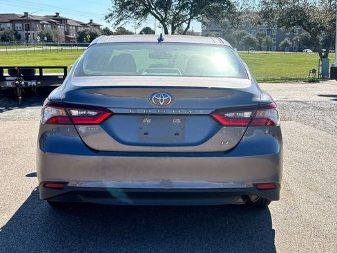 Used 2022 Toyota Camry LE w/ Convenience Package image 5