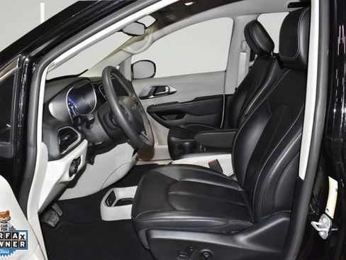 Certified 2024 Chrysler Pacifica Touring-L FWD image 22
