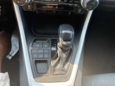 Used 2021 Toyota RAV4 XLE AWD/4WD image 18
