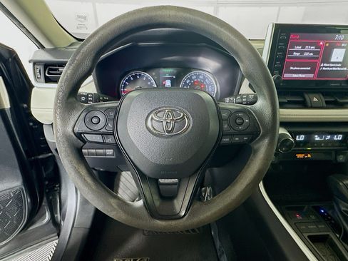Used 2021 Toyota RAV4 XLE w/ Convenience Package FWD image 15