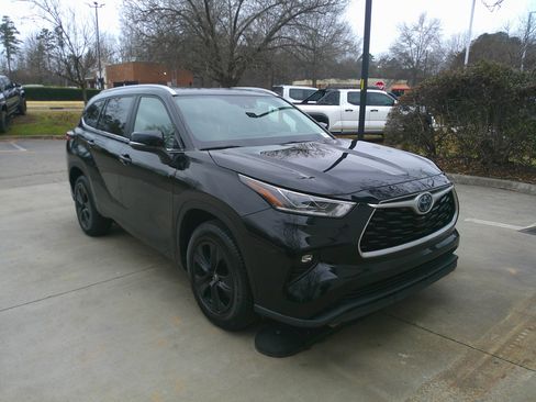 Used 2023 Toyota Highlander Bronze Edition image 2