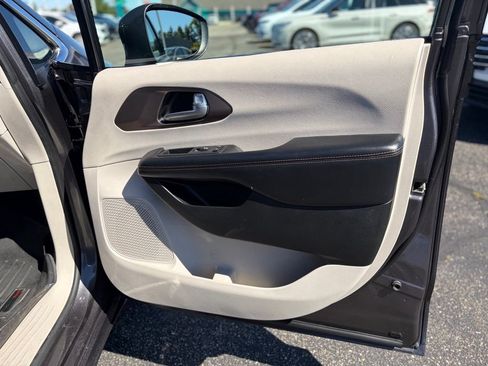 Used 2018 Chrysler Pacifica Touring-L Plus FWD image 20