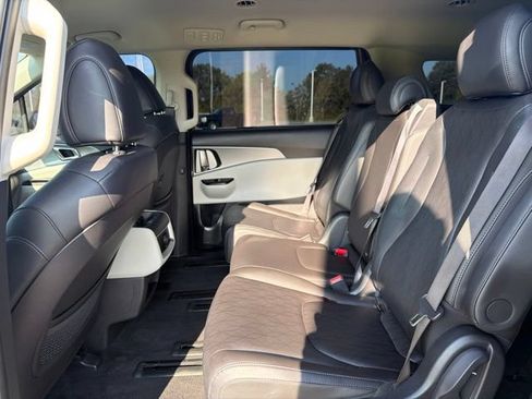 Used 2023 Kia Carnival LX FWD image 17