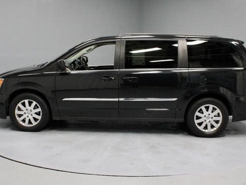 Used 2016 Chrysler Town & Country Touring FWD image 7