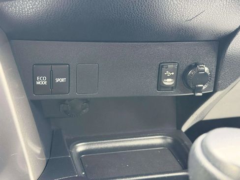 Used 2017 Toyota RAV4 LE AWD/4WD image 36