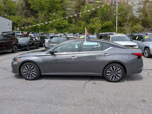 Used 2025 Nissan Altima 2.5 SV FWD image 10