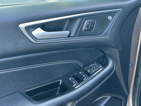 Used 2019 Ford Edge Titanium FWD image 11