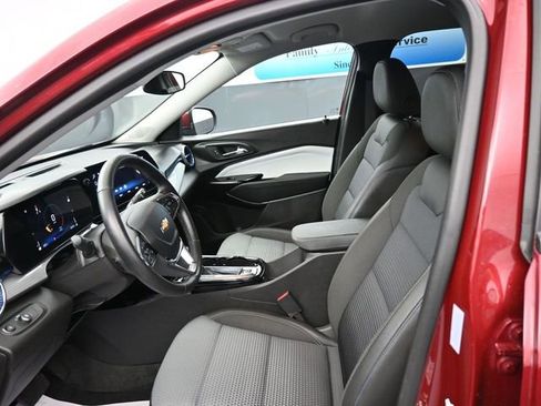 Used 2025 Chevrolet Trax LT w/ LT Convenience Package image 12