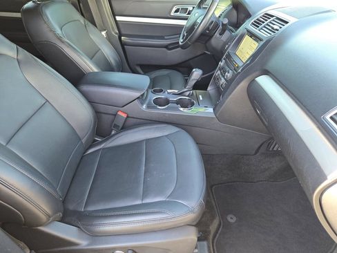 Used 2017 Ford Explorer XLT w/ Equipment Group 202A FWD image 15
