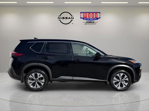 Used 2021 Nissan Rogue SV image 2