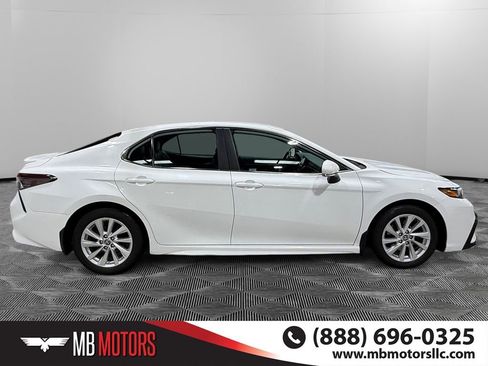 Used 2024 Toyota Camry SE image 2