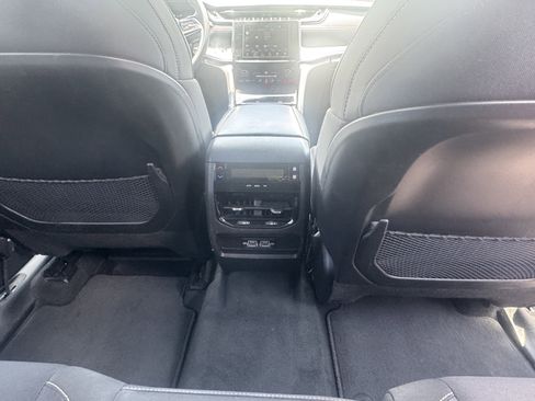 Used 2023 Jeep Grand Cherokee L Laredo image 14