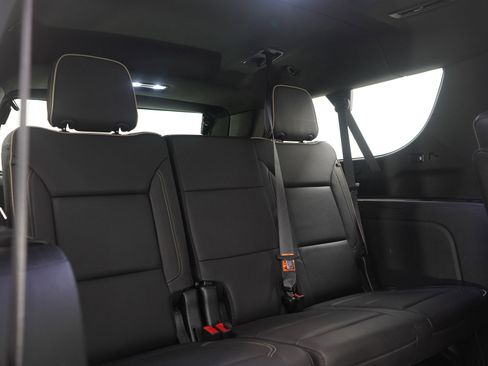 Used 2023 GMC Yukon XL SLT image 13