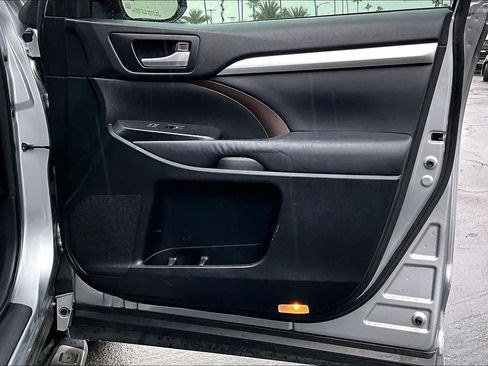 Used 2014 Toyota Highlander XLE image 22