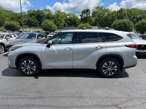 Used 2020 Toyota Highlander XLE AWD/4WD image 3