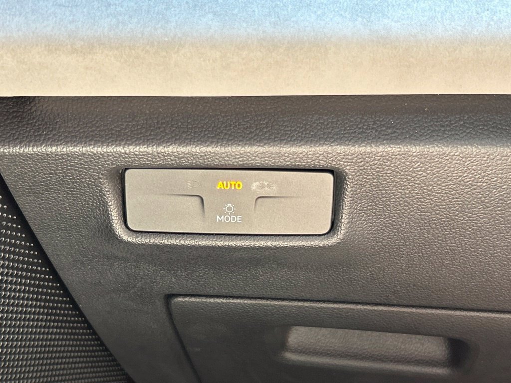 Certified 2025 Volkswagen Tiguan SE FWD image 31