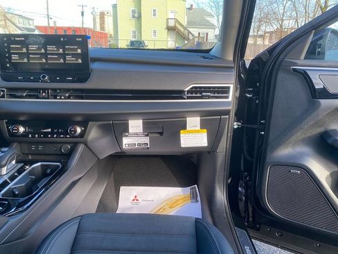 New 2025 Mitsubishi Outlander SE image 28