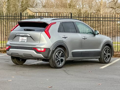 Used 2024 Kia Niro LX image 3