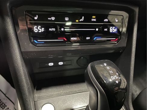 Used 2025 Volkswagen Jetta SE w/ Sunroof Package image 28