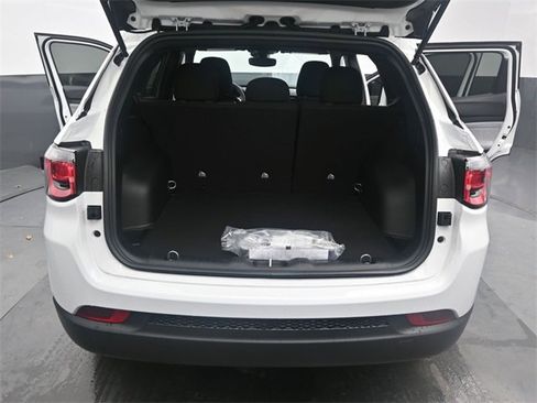 Used 2025 Jeep Compass Sport w/ Mopar Graphics Package image 18