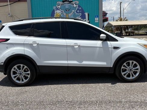 Used 2018 Ford Escape SE AWD/4WD image 2