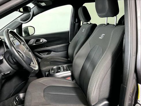 Used 2020 Chrysler Pacifica Touring w/ S Appearance Package FWD image 13