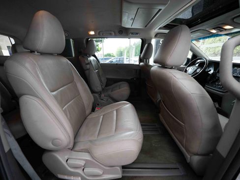 Used 2017 Toyota Sienna XLE Premium FWD image 26