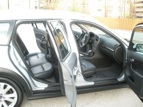 Used 2010 Saab 9-3 X image 23