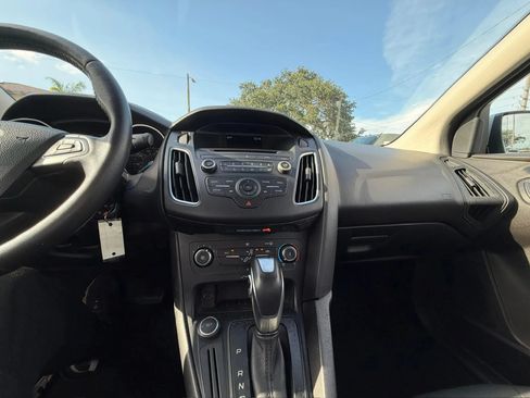 Used 2016 Ford Focus SE w/ Equipment Group 201A FWD image 11
