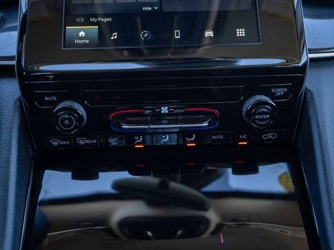 Used 2023 Jeep Grand Cherokee Laredo image 32