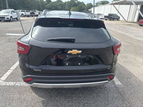 Used 2025 Chevrolet Trax LT FWD image 5