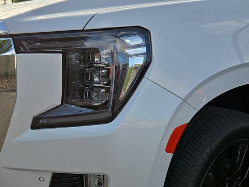 Used 2024 GMC Yukon XL SLT w/ SLT Premium Package AWD/4WD image 5