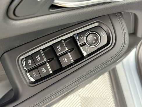 Used 2026 Porsche Macan AWD/4WD image 13