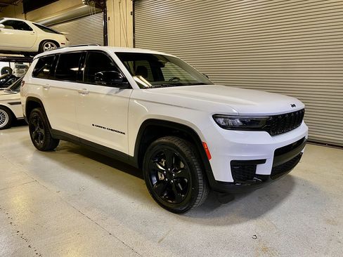 Used 2023 Jeep Grand Cherokee L Laredo RWD image 4