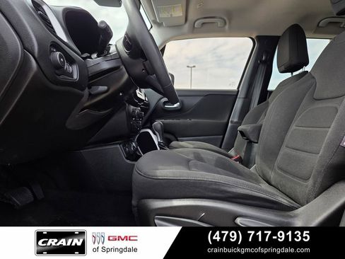 Used 2018 Jeep Renegade Latitude AWD/4WD image 11