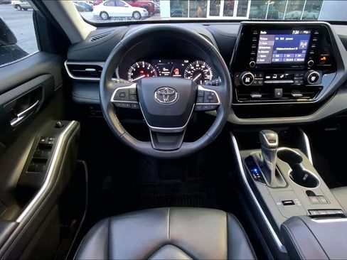 Used 2022 Toyota Highlander XLE image 6