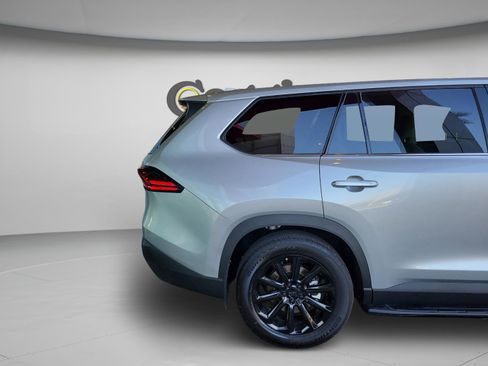 Certified 2025 Toyota Grand Highlander FWD image 31