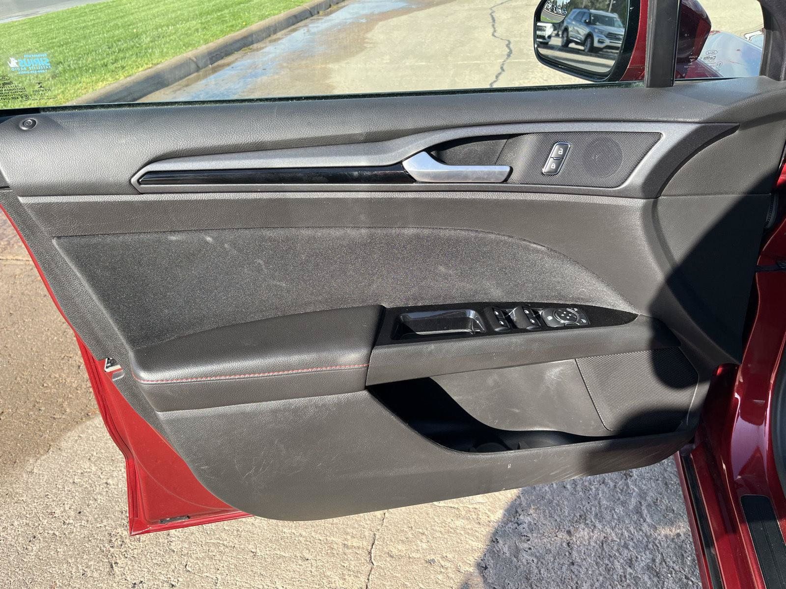 Used 2014 Ford Fusion SE FWD image 16