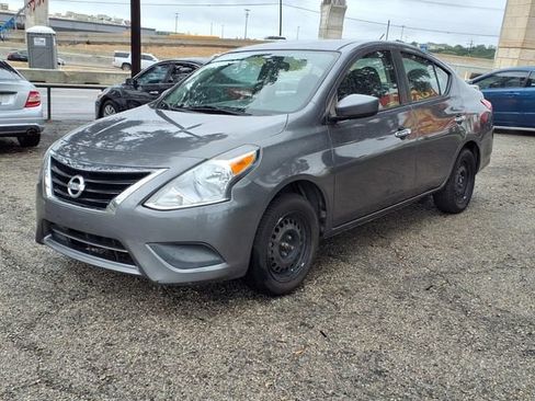 Used 2016 Nissan Versa SV FWD image 3