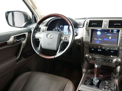 Used 2019 Lexus GX 460 Luxury w/ Preferred Accessory Package AWD/4WD image 9