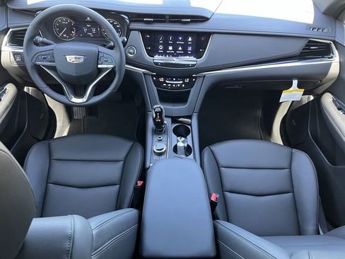 New 2025 Cadillac XT6 Luxury image 9